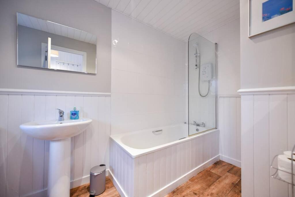 3 Bedroom Townhouse Right On The Harbour Isle of Whithorn Экстерьер фото