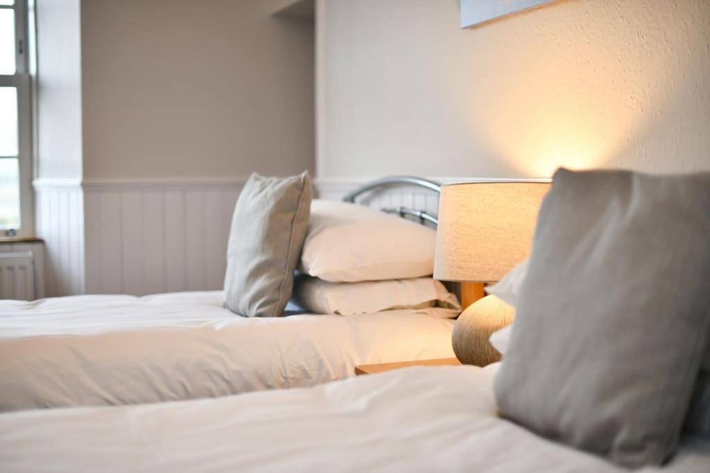 3 Bedroom Townhouse Right On The Harbour Isle of Whithorn Экстерьер фото