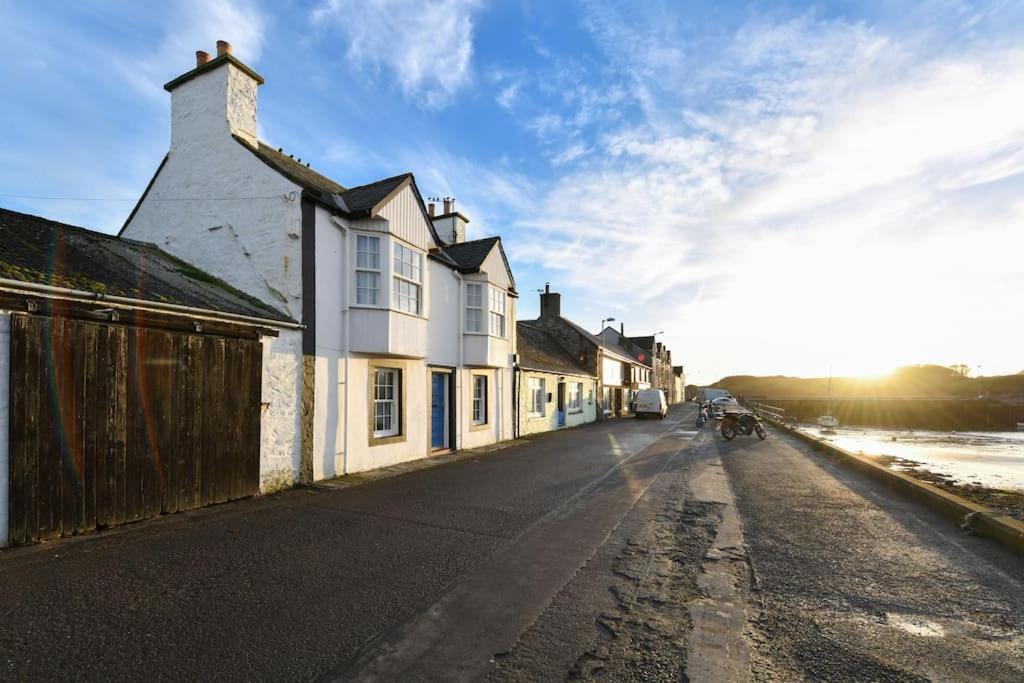 3 Bedroom Townhouse Right On The Harbour Isle of Whithorn Экстерьер фото