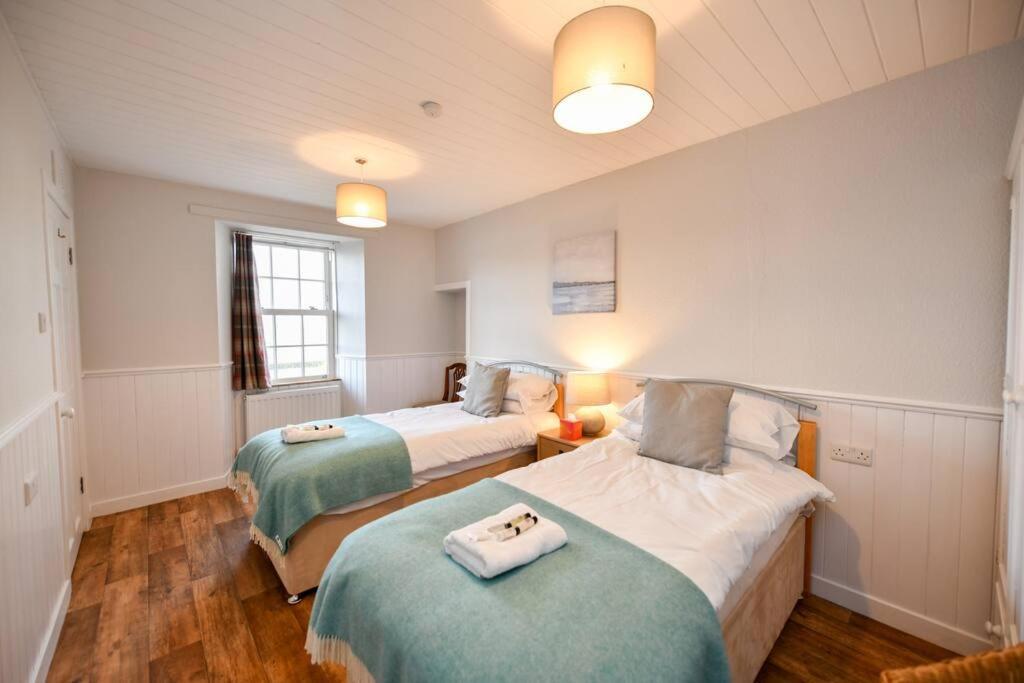 3 Bedroom Townhouse Right On The Harbour Isle of Whithorn Экстерьер фото