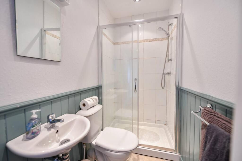 3 Bedroom Townhouse Right On The Harbour Isle of Whithorn Экстерьер фото